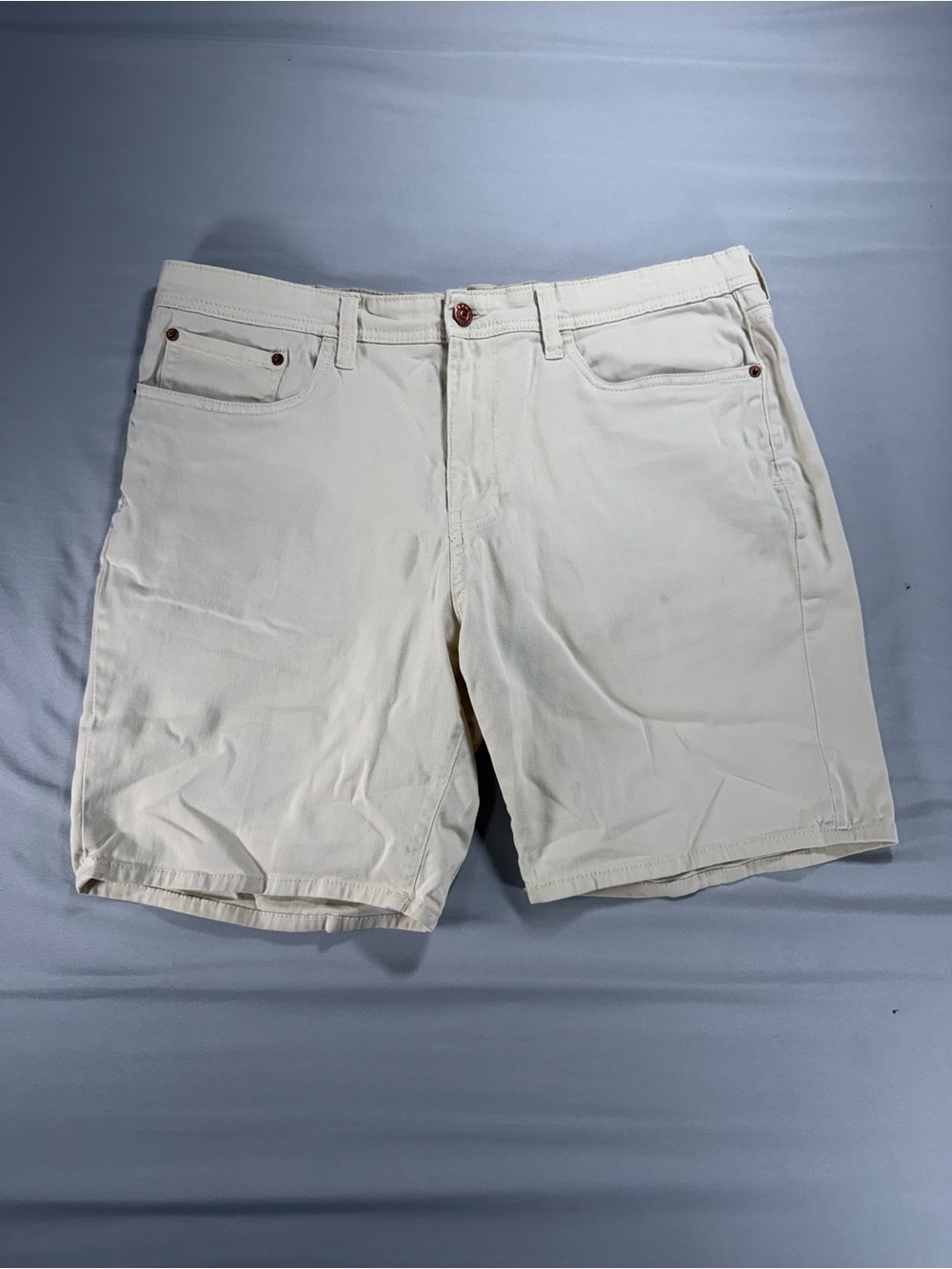 IZOD Men's Denim Shorts Cream Khaki Size 36 5-Pocket Casual #1032